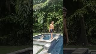 pulando na piscina #shorts