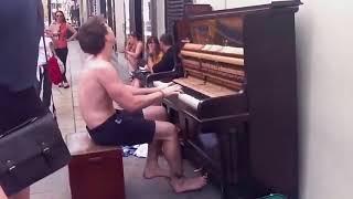 Бездомный Пианист ► РАСТРОГАЛ СВОЕЙ ИГРОЙ ОКРУЖАЮЩИХ
