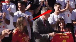 Princess Leonor's glances at footballer Gavi and vice versa in the palace