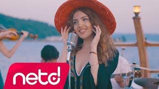 Ayşegül Coşkun - Duvardaki Gülüşler