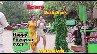 Bushman prank. best reaction ever.interesting bushman prank. lelucon bushman, reaksi terbaik.