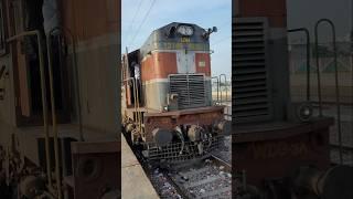 Look at the Very old Wdg3a diesel locomotive standing at Shahganj junction  #wdg3a #dieselengine