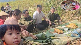 20 years later, Mrs. Ly Thi Chanh and her husband visited the graves of their ancestors.