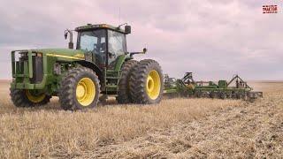 JOHN DEERE 8410 Traktor bei der Bodenbearbeitung