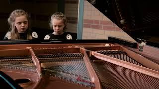 Lisa und Svea spielen "Ländler Nr.4" von Robert Schumann, bearb. Johannes Brahms