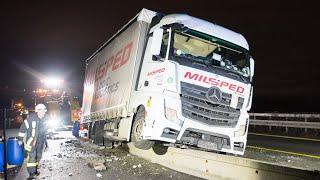 22.12.2022 - LKW fährt in Baustellenabsperrung und bleibt auf Betonmauer hängen