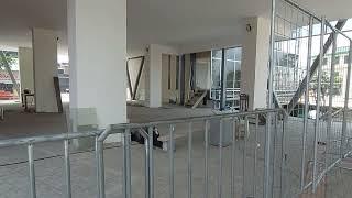 GAD PORTOVIEJO INSTALÓ EL CERRAMIENTO PERIMETRAL EN SU INCONCLUSO EDIFICIO.