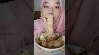 MAKAN BAKSO #mukbang #ngeshortsbareng #shortvideo #shorts #bakso #makanbakso #makanbaksopedas #enak