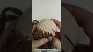 Как оформить волосы вязаной кукле