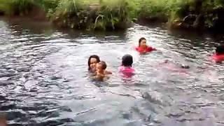Bocah mandi telanjang di Wisata Desa Kali Bangkong, Kalibening Magelang