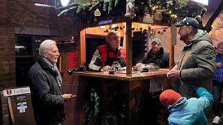 Wolle Schmuck, ein Fellbacher Original auf seinem Glühweinstand beim Weihnachtsmarkt in Fellbach