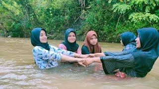 Gadis Desa Mandi Di Sungai, SUNGGUH INDAH!! Hidup Tanpa Beban || Girl Rural Life