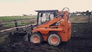 Уборка навоза мини погрузчиком UNC 060 в выгулах, Manure cleaning by mini forklift