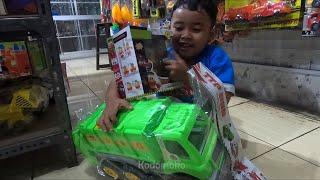 Ade bocil berburu mainan kereta