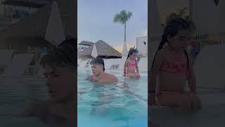 Mi hija me salva en la piscina