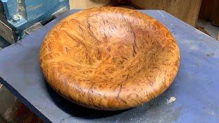 Richard Raffan turning a chunky tripod dish