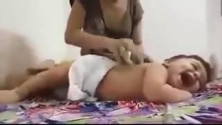 мама делает массаж  маленькому сыну прикол