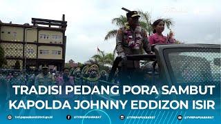 Tradisi Pedang Pora Sambut Kapolda Johnny Eddizon Isir