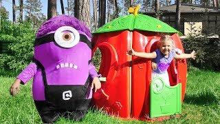 Diana build Playhouse for the Minion!