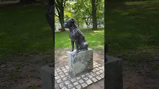 The Sculpture Sittande boxer (1997) by Torsten Fridh in Gustav Adolfsparken, Stockholm, Sweden