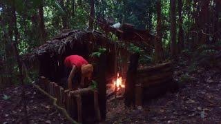 BUILD A HAUNTED HOUSE UNDER HEAVY RAIN, SOLO BUSHCRAFT SURVIVAL INDONESIA, BUSHCRAFT RAIN