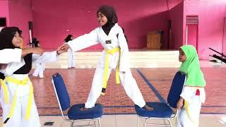 Keseruan Adik-adik Taekwondo-in dalam latihan Split, Taekwondo Banggai Kepulauan