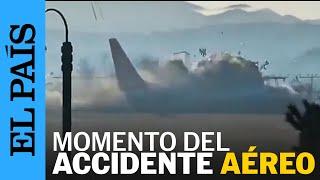 ACCIDENTE COREA | Momento en el que el avión de Jeju Air se estrella en Corea del Sur | EL PAÍS