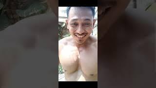 Om ganteng banget berbadan muscle sedang workout Outdoor | calon suami idaman wanita