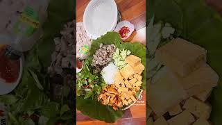 Trang Khàn chiên chả cốm làm bún đậu