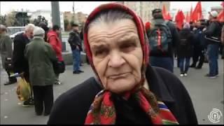 Пожилая женщина читает стихи о власти в Москве на митинге .