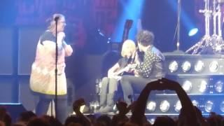 Green Day - Knowledge (Disabled Fan On Stage) live at the O2 2017