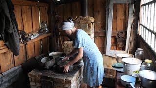 Happy life of a girl with her 91-year-old grandmother: Cooking a traditional dinner