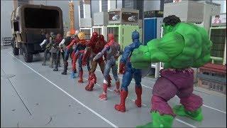 Spiderman 10 Super Heroes enter the truck toys play 스파이더맨 10 명의 슈퍼 히어로 트럭에 들어가다 장난감 놀이