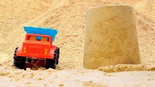 4 машинки и город в песочнице! Игры для детей. Развивающие видео с песком