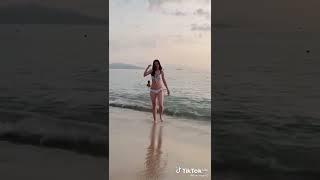 main di laut...  cuma bawa bikini