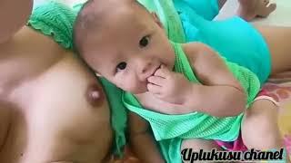 mama muda menyusui bayi usia 9bulan