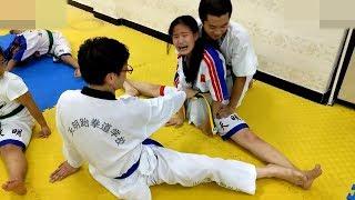 Taekwondo split training: pain is the lubricant of success!