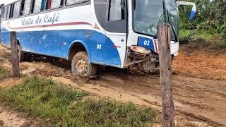 ônibus atolado no atoleiro