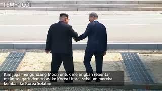Kim Jong Un Genggam Tangan Moon Jae-in Lewati Perbatasan Korea