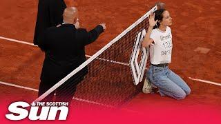 Activist ties her neck to the net at tennis French Open match between Casper Ruud and Marin Cilic