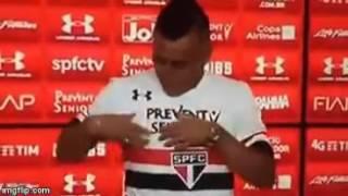 Cristian Cueva procurando escudo do São Paulo em sua apresentação