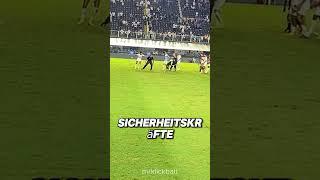 Mädchen stürmt das Spielfeld und wird vom Spieler beschützt ️