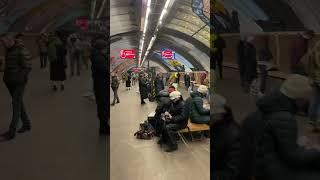 КИЕВ ЛЮДИ ПРЯЧУТСЯ ОТ РАКЕТ В МЕТРО ВО ВРЕМЯ ВОЗДУШНОЙ ТРЕВОГИ, ВИДЕО О ЖИЗНИ В КИЕВЕ КАЖДЫЙ ДЕНЬ