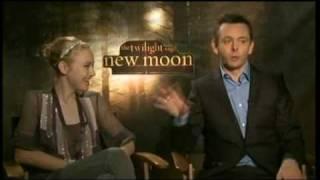 Dakota Fanning & Michael Sheen Interview Twilight Saga | New Moon