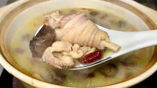 Do not blanch the stewed chicken soup, the soup is delicious, the meat is tender and not overcooked