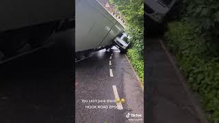 Грузовик перевернулся и упал на машину / The truck rolled over and jammed the car