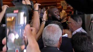 Romelu Lukaku MOBBED by Napoli fans as he arrives for his medical ‍️