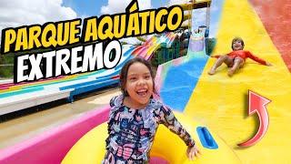 MEU IRMÃO DE 2 ANOS DESCEU NO TOBOÁGUA DO PARQUE AQUÁTICO * olha isso*