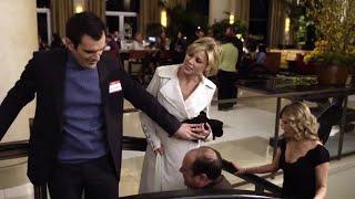 Modern Family 1x15 - Claire's coat gets stuck in the escalator