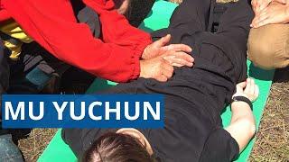 Back massage and diagnosis Mu Yuchun. Health with Mu Yuchun.